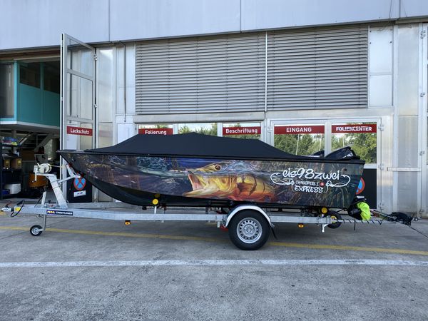 Bateau de pêche avec coque imprimée devant le Foliencenter – Foliencenter Zürich