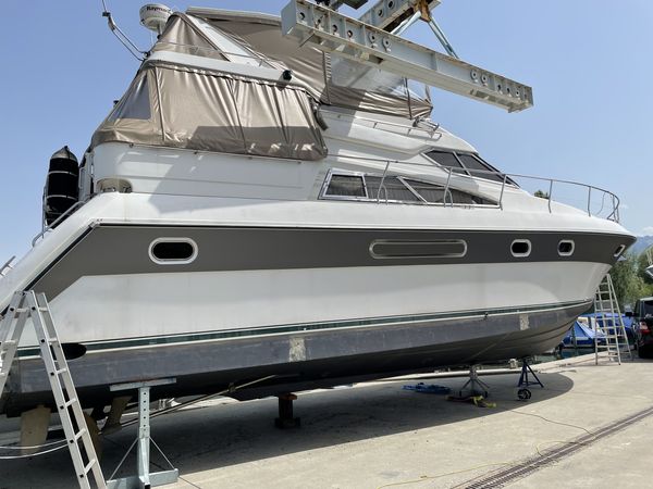 Vue latérale du yacht avec bande de coque recouverte – Foliencenter Zürich