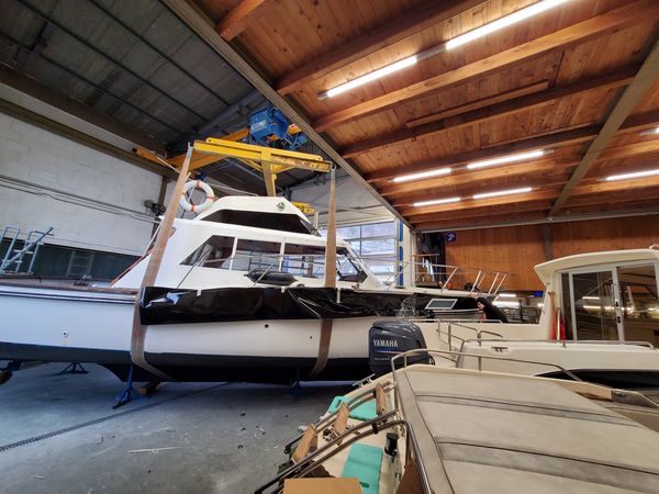 Yacht avec bande de coque recouverte en noir dans la halle du chantier – Foliencenter Zürich
