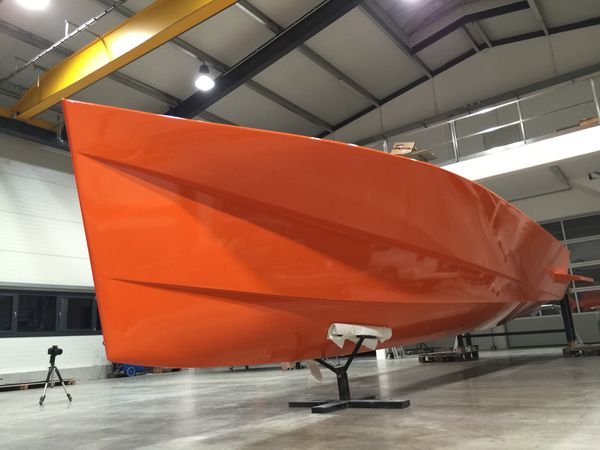 Bateau de sport avec coque recouverte en orange dans la halle – Foliencenter Zürich