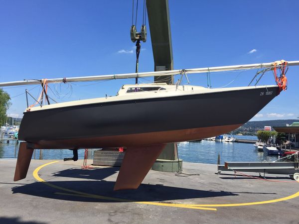 Voilier avec coque recouverte en anthracite à la grue – Foliencenter Zürich