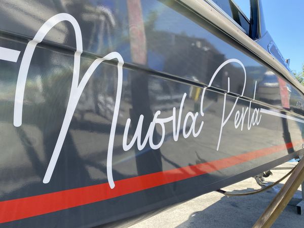 Nom «Nuova Perla» et filet rouge sur la coque – Foliencenter Zürich