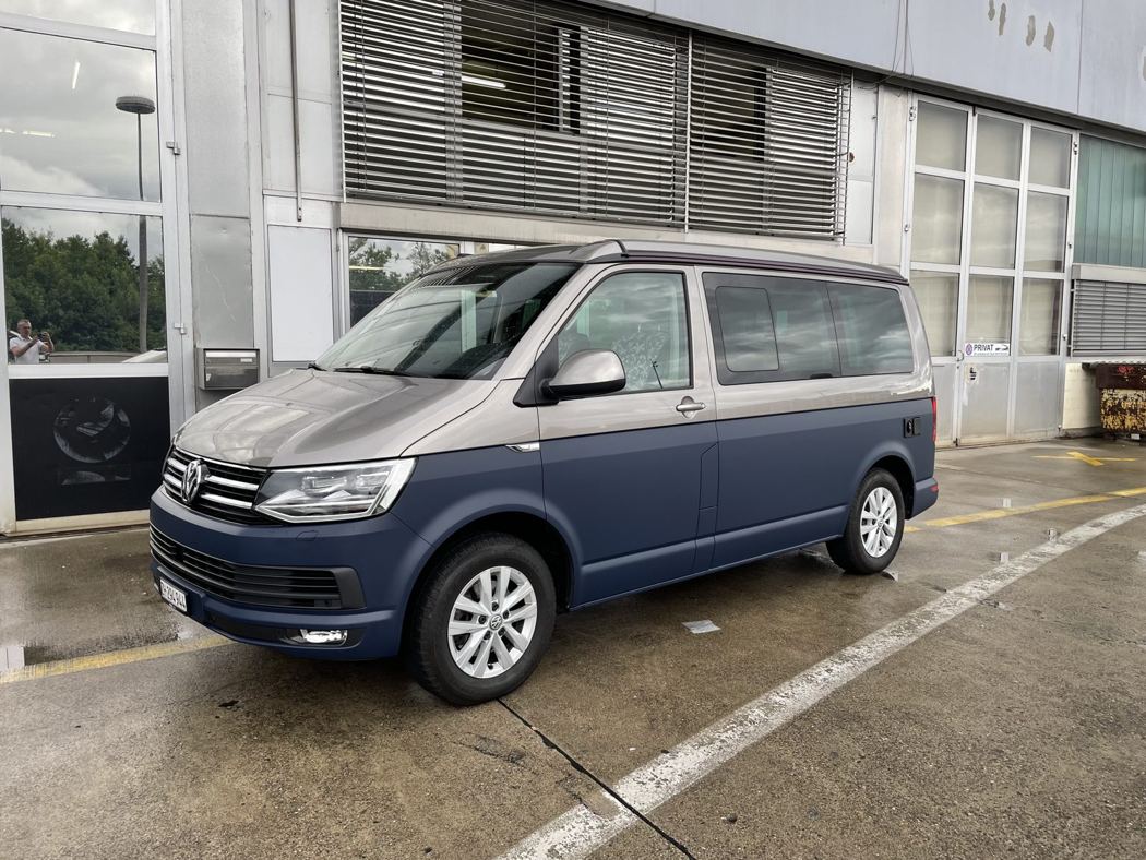VW bus with Bicolor wrap: beige on top, dark blue below – Foliencenter Wallisellen